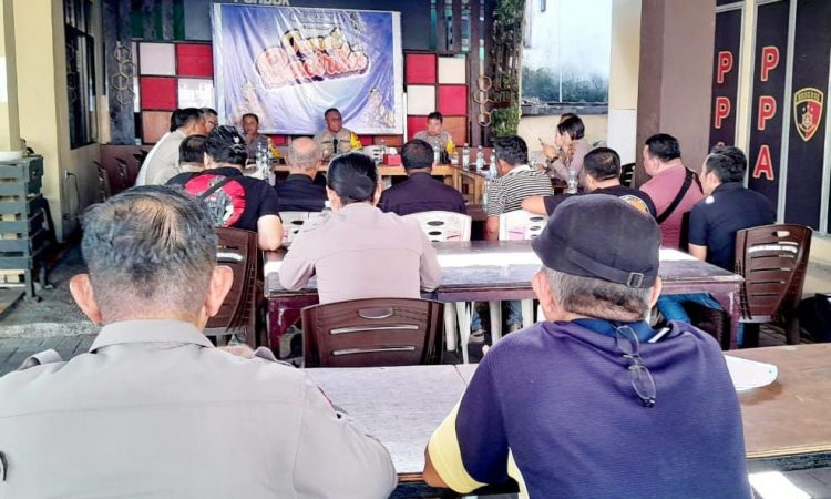 Polresta Manado menggelar “Giat Jumat Bacarita” pada hari Jumat, 15 Desember 2023, pukul 09.00 WITA, di Kantin Presisi Polresta Manado. Acara ini dihadiri oleh Kapolresta Manado, Waka Polresta Manado, dan sejumlah Pejabat Utama (PJU) Polresta Manado.