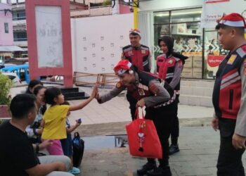 Suasana Natal semakin terasa hangat di seputaran Pasar 45 Manado, karena Satuan Samapta Polresta Manado bekerja sama dengan Direktorat Samapta Polda Sulut menggelar kegiatan unik, “Patroli Santa Rompi Merah Maron, Kamis (14/12/2023) malam.