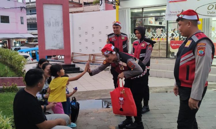 Suasana Natal semakin terasa hangat di seputaran Pasar 45 Manado, karena Satuan Samapta Polresta Manado bekerja sama dengan Direktorat Samapta Polda Sulut menggelar kegiatan unik, “Patroli Santa Rompi Merah Maron, Kamis (14/12/2023) malam.