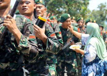 Peleton Beranting Yudha Wastu Pramuka Jaya (YWPJ) Tahun 2023 yang diawaki peleton dari Yonif Raider Kostrad 413/Bremoro diserahterimakan untuk melanjutkan ke etape 2 kepada peleton dari Yonif 407/Padmakusuma.