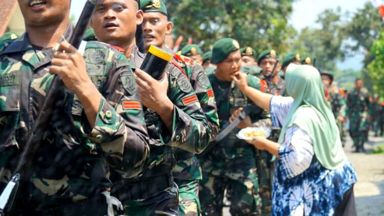 Peleton Beranting Yudha Wastu Pramuka Jaya (YWPJ) Tahun 2023 yang diawaki peleton dari Yonif Raider Kostrad 413/Bremoro diserahterimakan untuk melanjutkan ke etape 2 kepada peleton dari Yonif 407/Padmakusuma.