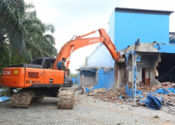 DIROBOHKAN: Bangunan Sky Garden dirobohkan tim bangunan Polda Sumut, Jumat (15/12/2023). (Foto Dok/ Polda Sumut)