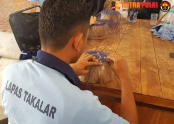 Warga Binaan Pemasyarakatan (WBP) Lembaga Pemasyarakatan Kelas IIB Takalar (Lapas Takalar) memproduksi 36 (tiga puluh enam) songkok anyam.