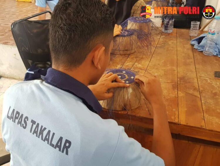 Warga Binaan Pemasyarakatan (WBP) Lembaga Pemasyarakatan Kelas IIB Takalar (Lapas Takalar) memproduksi 36 (tiga puluh enam) songkok anyam.