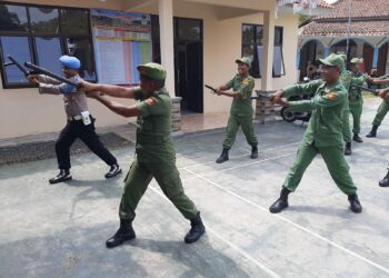 Polsek Padamara memberikan pelatihan. Pelatihan diberikan kepada anggota Linmas Desa Sokawera, Kecamatan Padamara, Kabupaten Purbalingga, Minggu (17/12/2023).