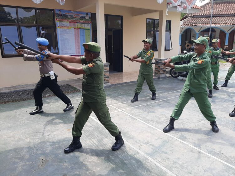 Polsek Padamara memberikan pelatihan. Pelatihan diberikan kepada anggota Linmas Desa Sokawera, Kecamatan Padamara, Kabupaten Purbalingga, Minggu (17/12/2023).