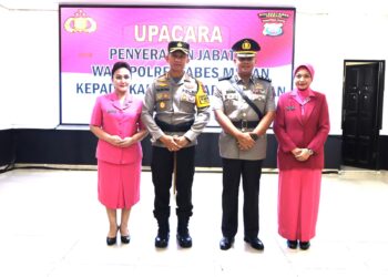 FOTO BERSAMA: Kapolrestabes Medan Kombes Pol Valentino Alfa Tatareda SH SIK didampingi istri Ny Nuke Vakentino foto bersama AKBP Yudhi Hery Setiawan dan istri usai upacara penyerahan jabatan Wakapolrestabes di Patriatama Lantai Il Mapolrestabes, Senin (18/12/2023).(Foto Dok/Polrestabes)