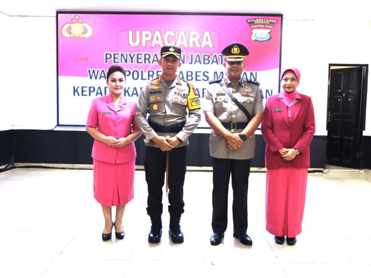 FOTO BERSAMA: Kapolrestabes Medan Kombes Pol Valentino Alfa Tatareda SH SIK didampingi istri Ny Nuke Vakentino foto bersama AKBP Yudhi Hery Setiawan dan istri usai upacara penyerahan jabatan Wakapolrestabes di Patriatama Lantai Il Mapolrestabes, Senin (18/12/2023).(Foto Dok/Polrestabes)