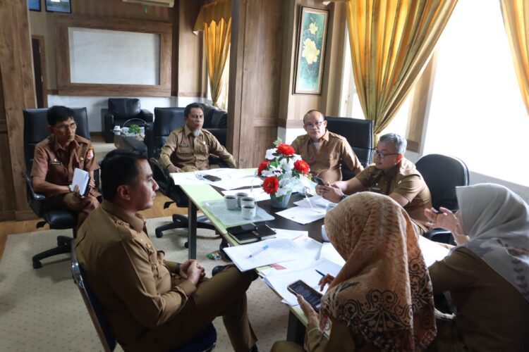 Pemerintah Kabupaten (Pemkab) Nagan Raya melaksanakan Rapat Koordinasi (Rakor) Rencana Pembentukan Mal Pelayanan Publik (MPP) yang berlangsung di ruang kerja Sekretaris Daerah, Kompleks Perkantoran Suka Makmue, Senin (18/12/2023).