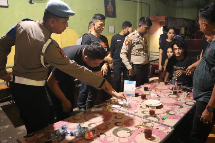 RAZIA : Personel Satnarkoba Polres Sergai memeriksa pengunjung saat menggelar razia di tempat hiburan malam di Wilkum Polres Sergai, Senin (18/12/2023) malam. (Foto Dok/Humas Polres)