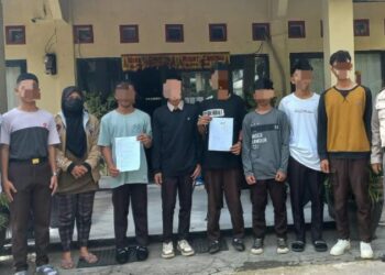 Bhabinkamtibmas Polsek Mapanget, Bripka Michael Wentuk, melaksanakan kegiatan problem solving di kantor Polsek Mapanget, Minggu (17/12/2023).
