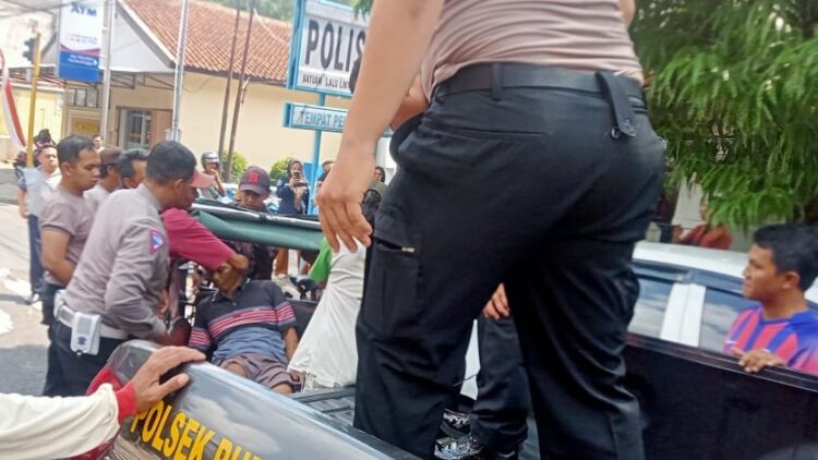 Seorang tukang becak ditemukan meninggal dunia dengan posisi duduk di dalam becaknya, Selasa (19/12/2023) siang. Peristiwa tersebut terjadi di pinggir jalan Komisaris Noto Sumarsono, Kelurahan Purbalingga Kidul, Kecamatan/Kabupaten Purbalingga.