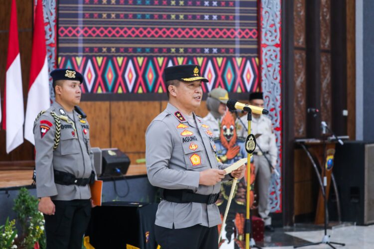 PIMPIN SERTIJAB: Kapolda Sumut, Irjen Pol Agung Setya Imam Effendi memimpin upacara serah terima jabatan (sertijab) di Aula Tribrata Mapolda Sumut, Selasa (19/12/2023). (Foto Dok/ Polda Sumut)