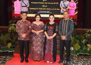 Kapolrestabes Medan yang lama dan kini menjabat sebagai Pengembang Teknologi Informasi Kepolisian Utama TK II Div TIK Kombes Pol Valentino Alfa Tatareda SH SIK didampingi istri Ny Nuke Valentino (kanan) foto bersama dengan Kapolrestabes Medan yang baru Kombes Pol Dr Teddy Jhon Sahala Marbun SH Mhum didampingi istri dr Via br Lubis (kiri) pada acara Malam Akrab Pisah Sambut di aula Hotel Grand Mercury Maha Cipta Medan Angkasa, Selasa (19/8/2023).(Foto Dok/Polrestabes)