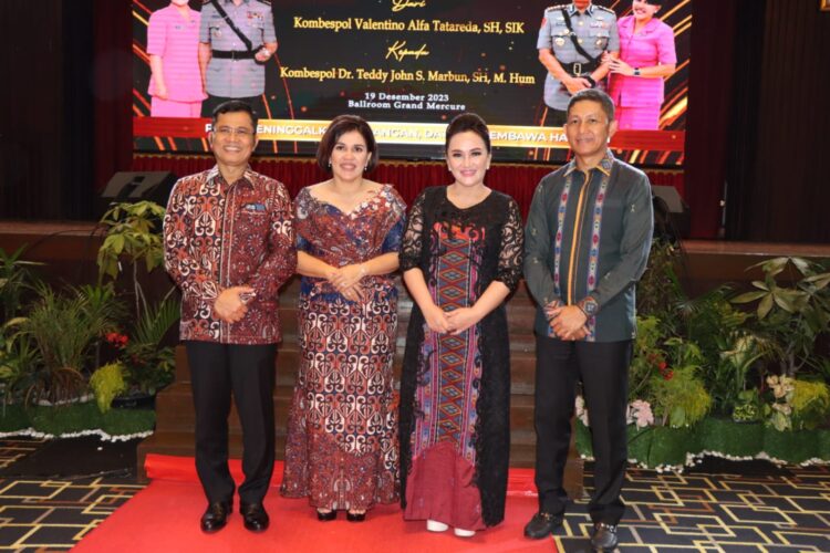 Kapolrestabes Medan yang lama dan kini menjabat sebagai Pengembang Teknologi Informasi Kepolisian Utama TK II Div TIK Kombes Pol Valentino Alfa Tatareda SH SIK didampingi istri Ny Nuke Valentino (kanan) foto bersama dengan Kapolrestabes Medan yang baru Kombes Pol Dr Teddy Jhon Sahala Marbun SH Mhum didampingi istri dr Via br Lubis (kiri) pada acara Malam Akrab Pisah Sambut di aula Hotel Grand Mercury Maha Cipta Medan Angkasa, Selasa (19/8/2023).(Foto Dok/Polrestabes)