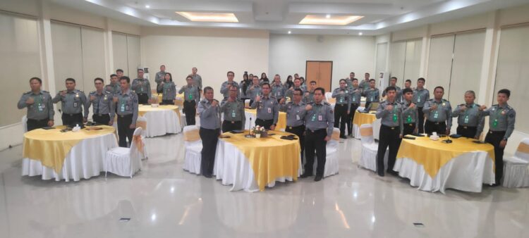 Bertempat di Balai Pendidikan dan Pelatihan Hukum dan HAM Sulawesi Utara, kegiatan yang berlangsung dari tanggal 19 hingga 21 Desember ini dibuka secara resmi oleh Kepala Kantor Wilayah Kemenkumham Sulut, Ronald Lumbuun. Adapun kegiatan ini dihadiri oleh 50 peserta yang terdiri dari jajaran Unit Pelaksana Teknis (UPT) dilingkungan Kemenkumham Sulut. Rabu (20/11/23).