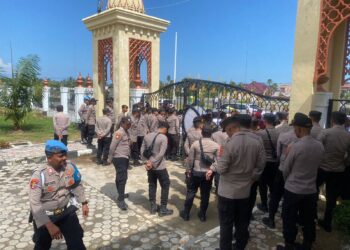 Polres Aceh Utara menyiagakan 110 personel dalam rangka pengamanan aksi unjuk rasa yang dilaksanakan Aliansi Mahasiswa menggungat (AMM) terkait penolakan terhadap imigran gelap Rohingnya dan penyulundupan Manusia (People Smuggling) di halama Kantor Bupati Aceh Utara, Rabu (20/12/2023).