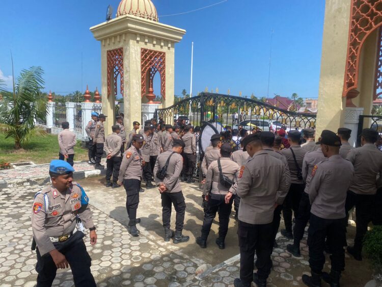 Polres Aceh Utara menyiagakan 110 personel dalam rangka pengamanan aksi unjuk rasa yang dilaksanakan Aliansi Mahasiswa menggungat (AMM) terkait penolakan terhadap imigran gelap Rohingnya dan penyulundupan Manusia (People Smuggling) di halama Kantor Bupati Aceh Utara, Rabu (20/12/2023).