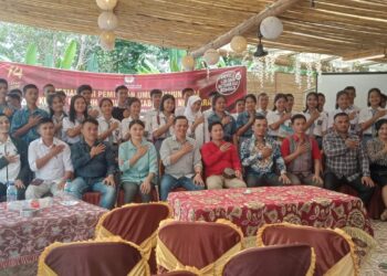 Komisi Pemilihan Umum (KPU) Daerah Kabupaten Nias Barat laksanakan kegiatan sosialisasi pemilih pemula yang di hadiri dari berbagai utusan SMA dan SMK di Kabupaten Nias Barat, Kamis 20/12/2023 bertempat di great go'o kecamatan lahomi.