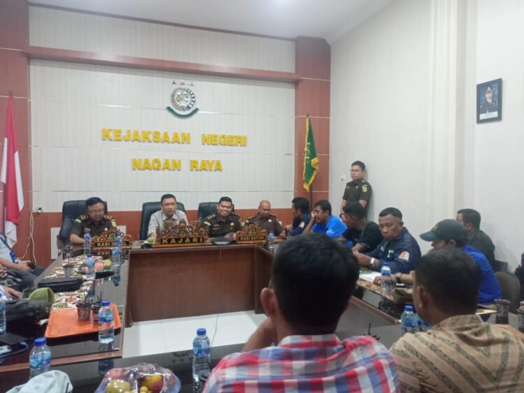 Kepala Kejaksaan Negeri Nagan Raya, Provinsi Aceh, Djaka Bagus Wibisana menggelar silaturahmi dengan puluhan jurnalis yang bertugas di daerah tersebut.