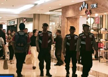Satuan Samapta Polresta Manado bekerja sama dengan Dit Samapta Polda Sulut menggelar patroli dialogis sebagai bagian dari upaya untuk memberikan rasa aman kepada warga. Kegiatan tersebut dilaksanakan di pusat perbelanjaan guna menjalin kedekatan antara polisi dan masyarakat, Selasa (19/12/2023).