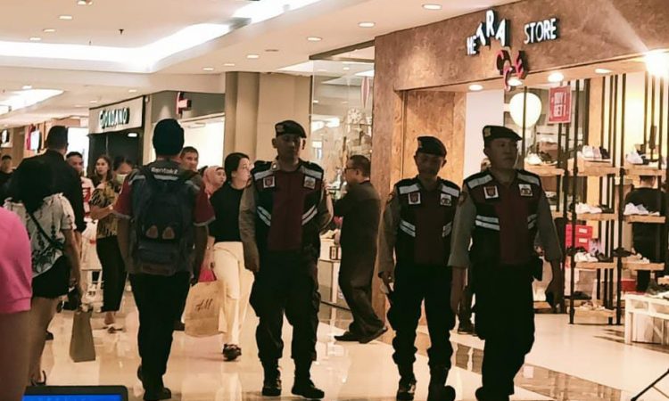 Satuan Samapta Polresta Manado bekerja sama dengan Dit Samapta Polda Sulut menggelar patroli dialogis sebagai bagian dari upaya untuk memberikan rasa aman kepada warga. Kegiatan tersebut dilaksanakan di pusat perbelanjaan guna menjalin kedekatan antara polisi dan masyarakat, Selasa (19/12/2023).