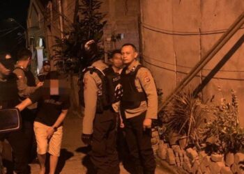 Kepolisian Resort Kota Manado memberikan respons cepat terhadap laporan kegaduhan yang dilaporkan melalui Call Centre 112/110. Kejadian tersebut berlangsung di kelurahan Teling Atas, lingkungan 2, kecamatan Wanea, dengan patokan belakang kantor lurah, Selasa (19/12/2023) malam.