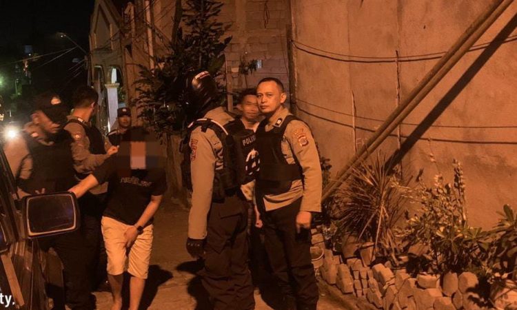 Kepolisian Resort Kota Manado memberikan respons cepat terhadap laporan kegaduhan yang dilaporkan melalui Call Centre 112/110. Kejadian tersebut berlangsung di kelurahan Teling Atas, lingkungan 2, kecamatan Wanea, dengan patokan belakang kantor lurah, Selasa (19/12/2023) malam.