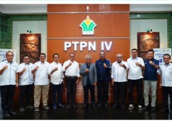 Direktur Utama Holding Perkebunan Nusantara Mohammad Abdul Ghani mengunjungi Kantor PT Perkebunan Nusantara IV (PTPN IV) Regional II di Kota Medan, Sumatera Utara, Selasa (19/12/2023).