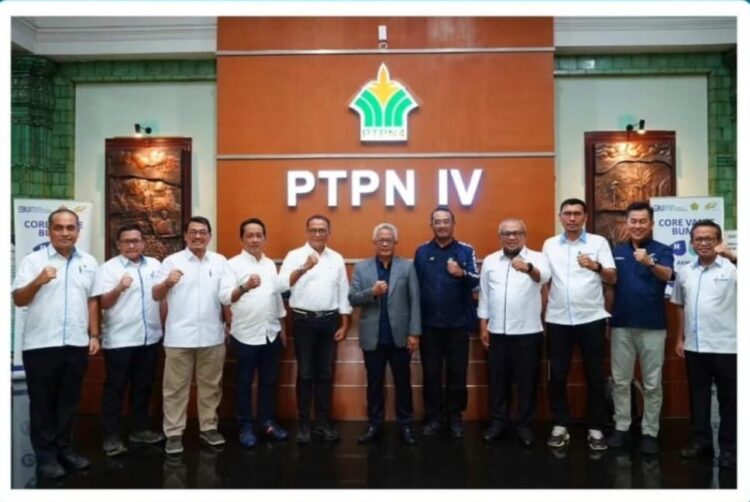 Direktur Utama Holding Perkebunan Nusantara Mohammad Abdul Ghani mengunjungi Kantor PT Perkebunan Nusantara IV (PTPN IV) Regional II di Kota Medan, Sumatera Utara, Selasa (19/12/2023).