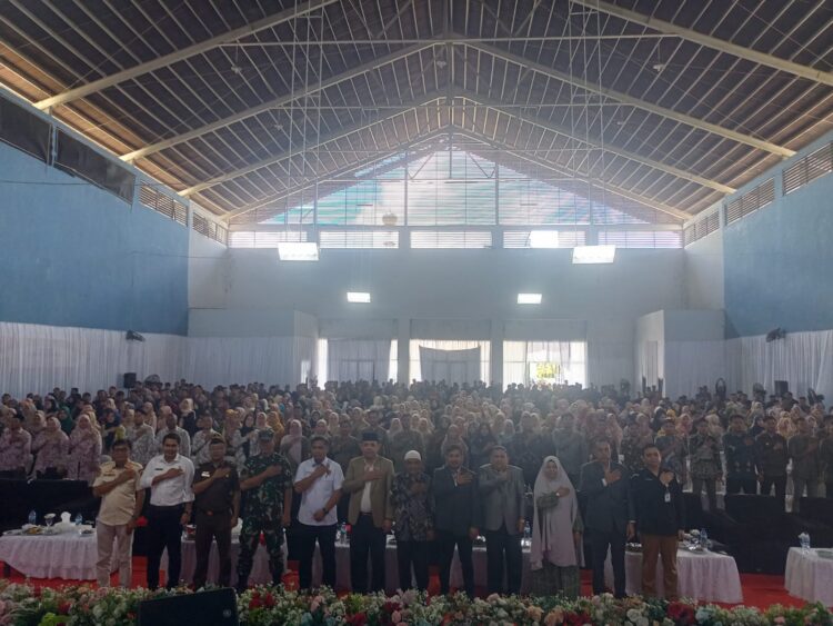 Ribuan Penyelenggara Pemilu Se Kabupaten Nagan Raya dikumpulkan oleh Komisi Independen Pemilihan (KIP) setempat, Rabu (21/12/23) di gedung serbaguna, alun-alun Suka Makmue. Mereka dikumpulkan dalam rangka mengikuti Bimtek.