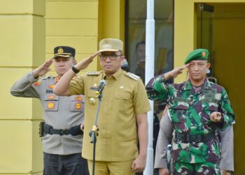 Pj Wali Kota Sabang Reza Fahlevi, didampingi Kapolres Sabang Erwan, bertindak sebagai Inspektur apel rutin tahunan yang berlangsung di Halaman Polres Sabang, Kamis (21/12/23).