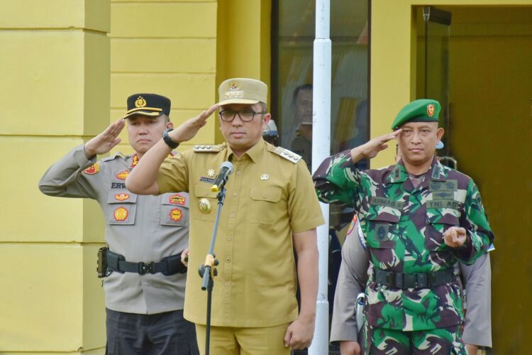 Pj Wali Kota Sabang Reza Fahlevi, didampingi Kapolres Sabang Erwan, bertindak sebagai Inspektur apel rutin tahunan yang berlangsung di Halaman Polres Sabang, Kamis (21/12/23).