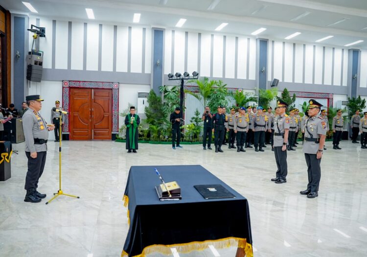 PIMPIN SERTIJAB: Kapolda Sumut, Irjen Pol Agung Setya Imam Effendi memimpin pelaksanaan Sertijab Wakapolda Sumut di Aula Tribrata Mapolda Sumut, Kamis (21/12/2023). (Foto Dok/ Polda Sumut)