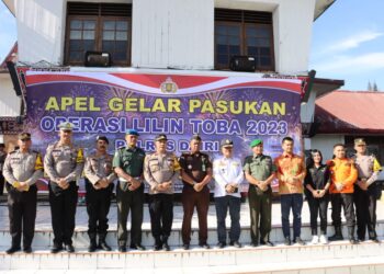 Polres Dairi bersama instansi terkait Gelar Pasukan Lilin Toba 2023, bertempat di Halaman Kantor Bupati Dairi. Kamis 21-12-2023. Kapolres Dairi AKBP Agus Bahari P.A, S.I.K, S.H, M.Si yang diwakili oleh Wakapolres Dairi Kompol Denny Boy P, SH, MH selaku pimpinan Apel Gelar Pasukan Lilin Toba - 2023.