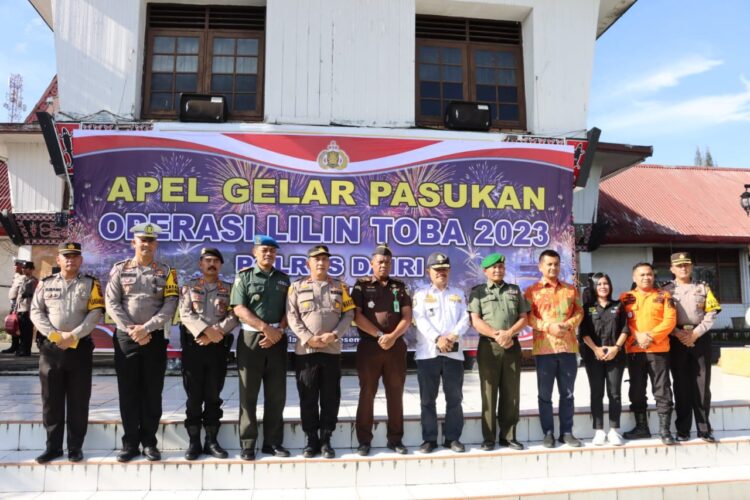 Polres Dairi bersama instansi terkait Gelar Pasukan Lilin Toba 2023, bertempat di Halaman Kantor Bupati Dairi. Kamis 21-12-2023. Kapolres Dairi AKBP Agus Bahari P.A, S.I.K, S.H, M.Si yang diwakili oleh Wakapolres Dairi Kompol Denny Boy P, SH, MH selaku pimpinan Apel Gelar Pasukan Lilin Toba - 2023.