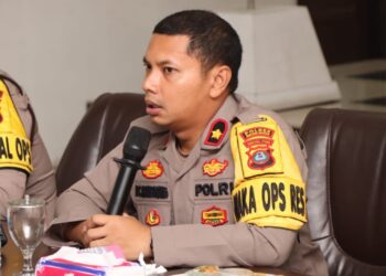 Wakapolres Sergai, Kompol Damos Christian Aritonang memberikan arahan saat memimpin Rakor Internal Ops Lilin Toba 2023, Kamis (21/12/2023). (Foto Dok/Humas Polres)