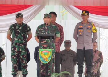 Kodim 0402/OKI menggelar Apel Kesiapsiagaan pasukan dalam rangka Pengamanan Pemilu tahun 2024. Apel Kesiapsiagaan pasukan ini dipimpin langsung oleh Brigjen TNI Erdi Jammy Lumintang di lapangan Makodim 0402/OKI, (21/12/23).