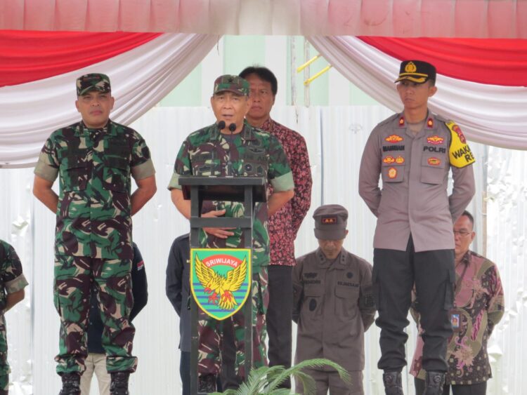 Kodim 0402/OKI menggelar Apel Kesiapsiagaan pasukan dalam rangka Pengamanan Pemilu tahun 2024. Apel Kesiapsiagaan pasukan ini dipimpin langsung oleh Brigjen TNI Erdi Jammy Lumintang di lapangan Makodim 0402/OKI, (21/12/23).