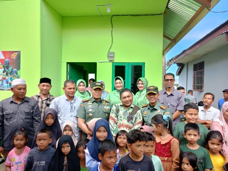 Danrem 011/Lilawangsa Kolonel Kav Kapti Hertantyawan. S.H. didampingi Dandim 0103/Aceh Utara Letkol Kav Makhyar, S.t, M.M, M.H.I., mengikuti kegiatan Vicon serentak sekaligus menyerahkan kunci rumah tidak layak huni (RTLH) bantuan sosial dari Pangdam Iskandar Muda Mayjen TNI Novi Helmy Prasetya, S.I.P. M.I.P. di Desa Kuta Krueng, Kecamatan Samudera, Kabupaten Aceh Utara, Kamis (21/12/2023).