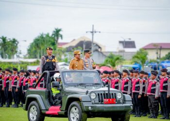 PERIKSA BARISAN: Kapolda Sumut Irjen Pol Agung Setya Imam Effendi didampingi Pj Gubernur Sumut Hassanudin memeriksa barisan pada apel pasukan Operasi Lilin Toba 2023 pengamanan Perayaan Natal dan Tahun Baru 2024 di Sumatera Utara di Mapolda Sumut, Kamis (21/12/2023). (Foto Dok/ Polda Sumut)