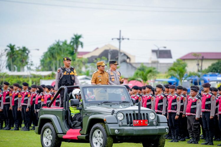 PERIKSA BARISAN: Kapolda Sumut Irjen Pol Agung Setya Imam Effendi didampingi Pj Gubernur Sumut Hassanudin memeriksa barisan pada apel pasukan Operasi Lilin Toba 2023 pengamanan Perayaan Natal dan Tahun Baru 2024 di Sumatera Utara di Mapolda Sumut, Kamis (21/12/2023). (Foto Dok/ Polda Sumut)
