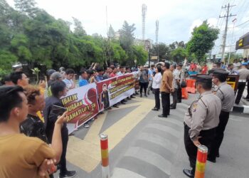 UNRAS: Massa Geram Sumut menggelar Unras di depan Polrestabes Medan, Kamis (21/12/2023).(Foto Dok/ Polrestabes)