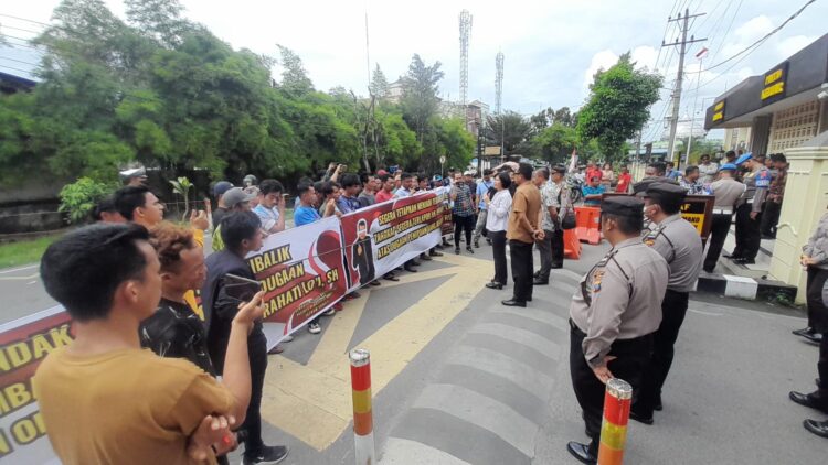 UNRAS: Massa Geram Sumut menggelar Unras di depan Polrestabes Medan, Kamis (21/12/2023).(Foto Dok/ Polrestabes)