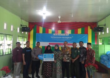 Kitabisa.com bersama Polsek Dewantara menyalurkan bantuan program tumbuh bahagia untuk para ibu hamil dan bayi bertempat di Aula Puskesmas Dewantara. Kamis (21/12/2023).