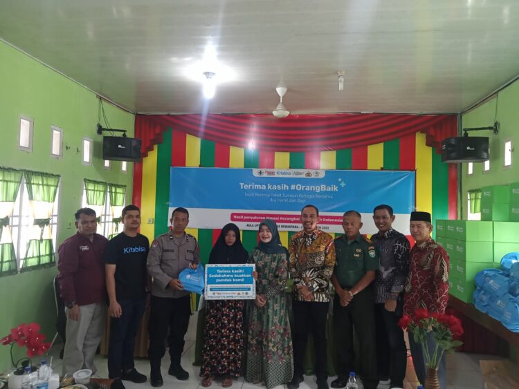 Kitabisa.com bersama Polsek Dewantara menyalurkan bantuan program tumbuh bahagia untuk para ibu hamil dan bayi bertempat di Aula Puskesmas Dewantara. Kamis (21/12/2023).