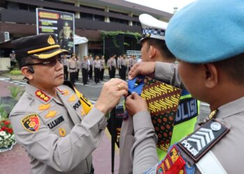 SEMATKAN PITA: Kapolrestabes Medan Kombes Pol Dr Teddy Jhon Sahala Marbun SH MHum menyematkan pita kepada personel yang terlibat Operasi Kepolisian Terpusat Lilin Toba 2023 dalam rangka Pam Natal dan Tahun Baru 2024 di lapangan apel Mapolrestabes, Kamis (21/12/2023).(Foto Dok/Polrestabes)