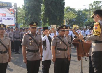 Kapolres Purbalingga AKBP Hendra Irawan memimpin upacara serah terima jabatan (Sertijab) di lingkungan Polres Purbalingga. Upacara digelar di halaman Mapolres Purbalingga, Jumat (22/12/2023) pagi.