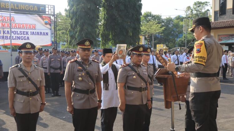 Kapolres Purbalingga AKBP Hendra Irawan memimpin upacara serah terima jabatan (Sertijab) di lingkungan Polres Purbalingga. Upacara digelar di halaman Mapolres Purbalingga, Jumat (22/12/2023) pagi.