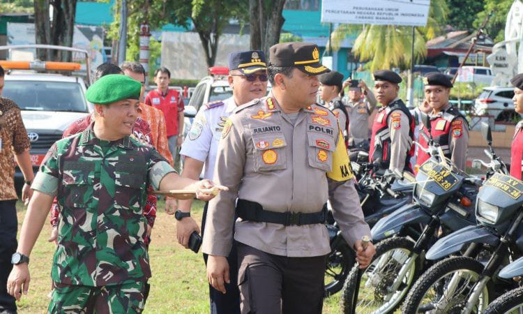 Dalam upaya menjaga keamanan dan kenyamanan masyarakat selama perayaan Natal 2023 dan Tahun Baru 2024, Kepolisian Resort Kota Manado menggelar apel pasukan Operasi Kepolisian Terpusat, yang diberi nama “Lilin 2023”, Kamis (21/12/2023). Acara ini, yang digelar dengan penuh semangat di Lapangan Sparta Tikala hari ini, menandai komitmen pemerintah untuk memberikan perlindungan maksimal kepada masyarakat selama masa perayaan yang penuh keceriaan ini.